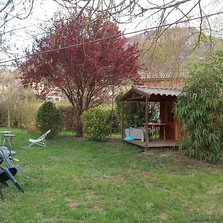 Maison Aux Volets Rouges