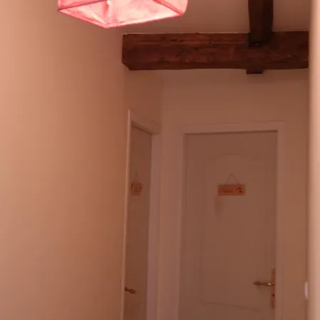 Maison Aux Volets Rouges * Tournemire (Aveyron)