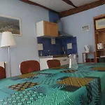 Maison Aux Volets Rouges *