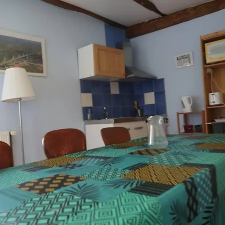 Maison Aux Volets Rouges *