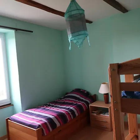 Maison Aux Volets Rouges