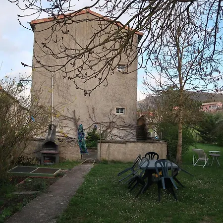 Maison Aux Volets Rouges