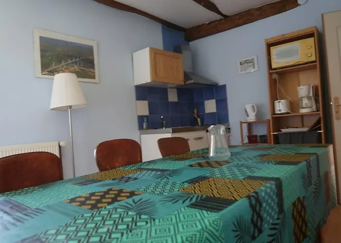 Maison Aux Volets Rouges *