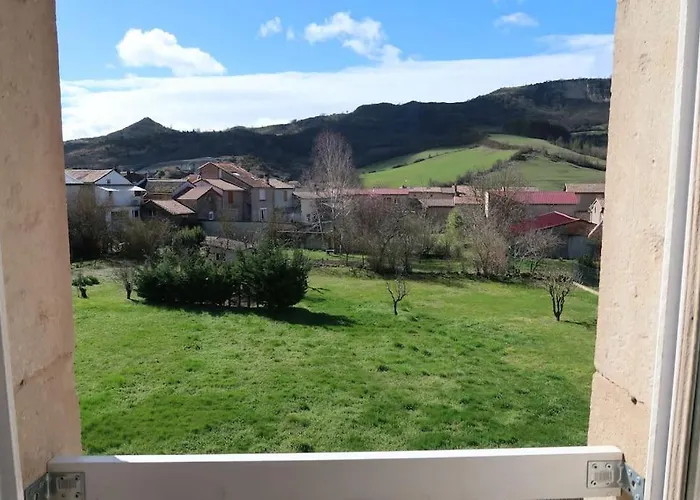 Maison Aux Volets Rouges