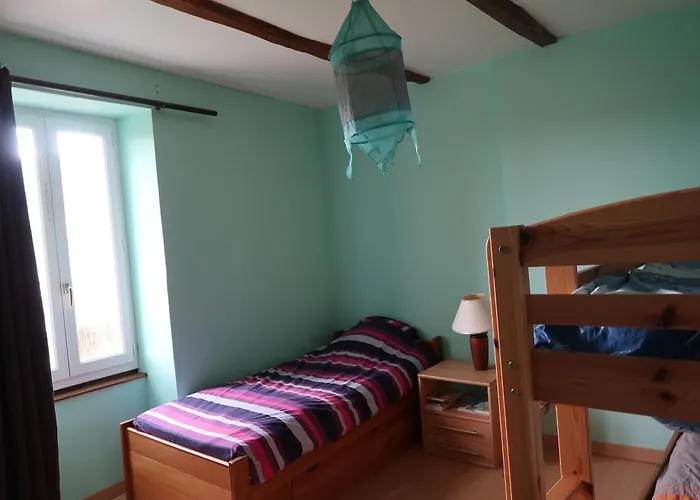 Maison Aux Volets Rouges