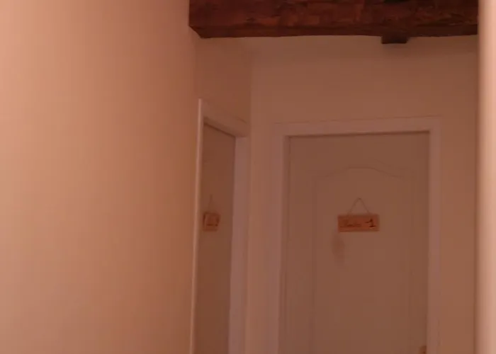 Maison Aux Volets Rouges * Tournemire (Aveyron)